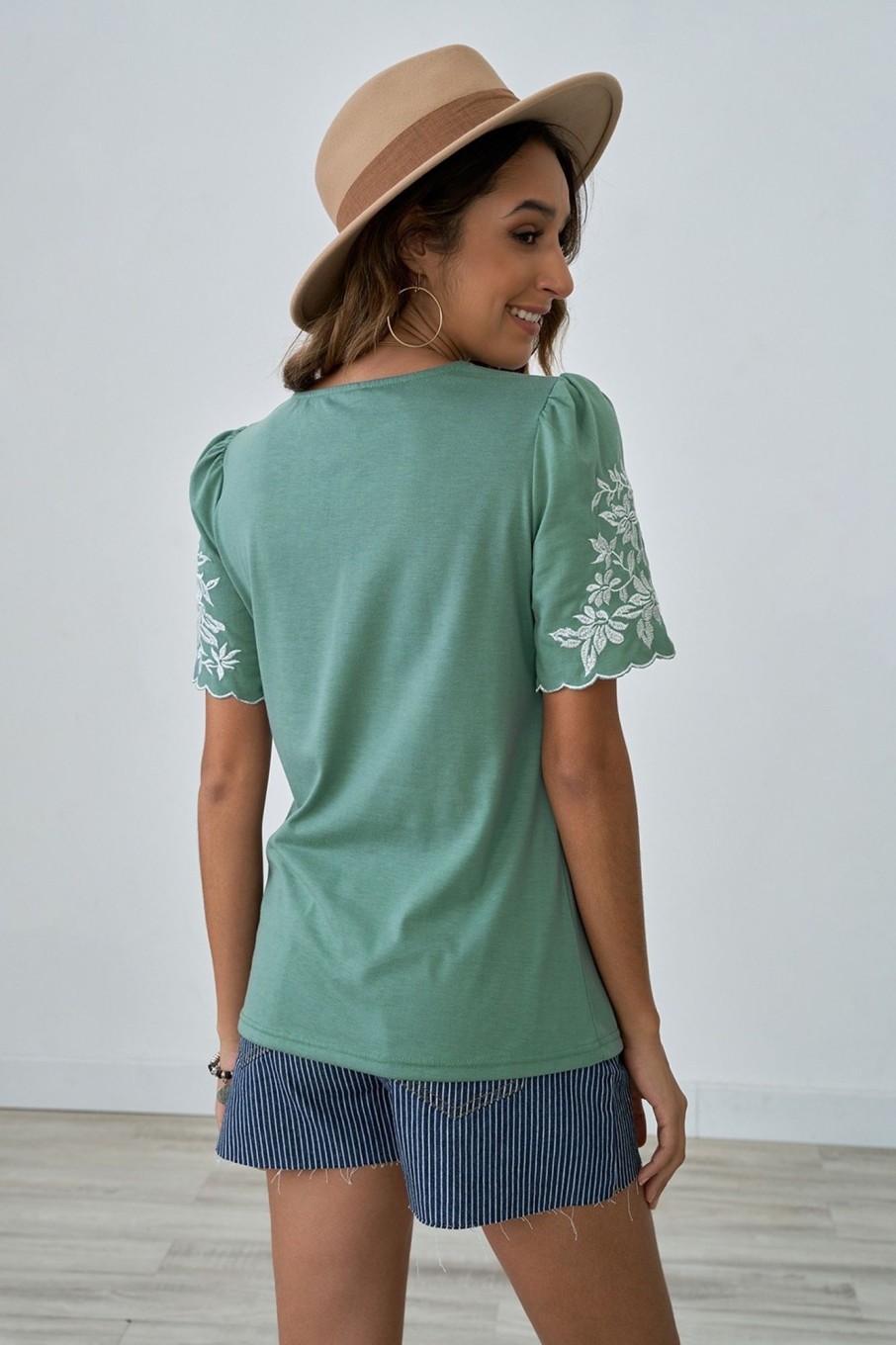 Wholesale Green Casual Floral Half Sleeve Round Neck Shirt As Picture