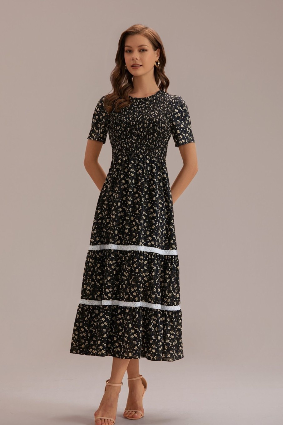 Best Floral Short Sleeve Round Neck Smocked Midi Dress Black